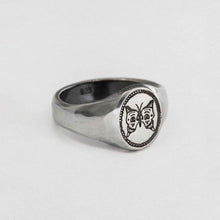 Load image into Gallery viewer, Sue The Boy - Faces II Signet Ring
