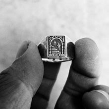 Load image into Gallery viewer, Sue The Boy - Portal Signet Ring
